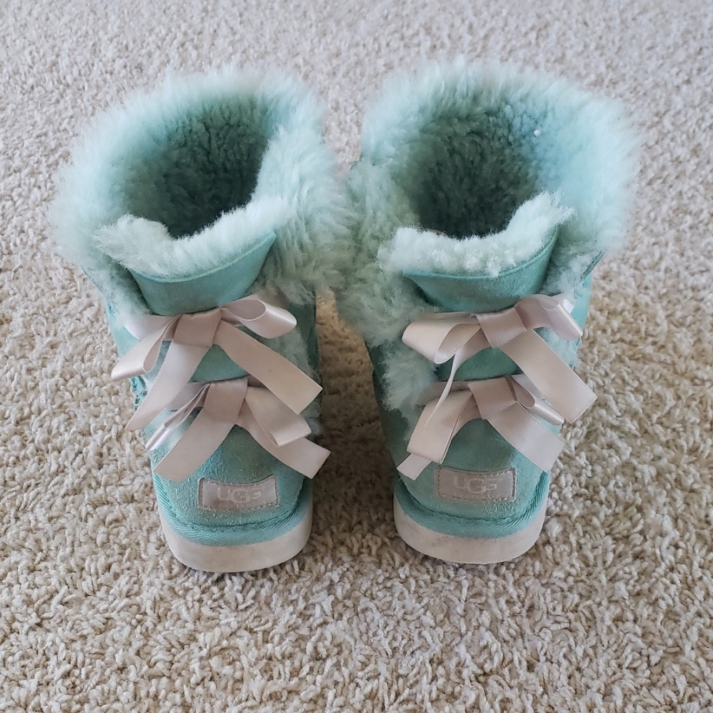 ADORABLE  Bailey Bow short UGG boots light blue